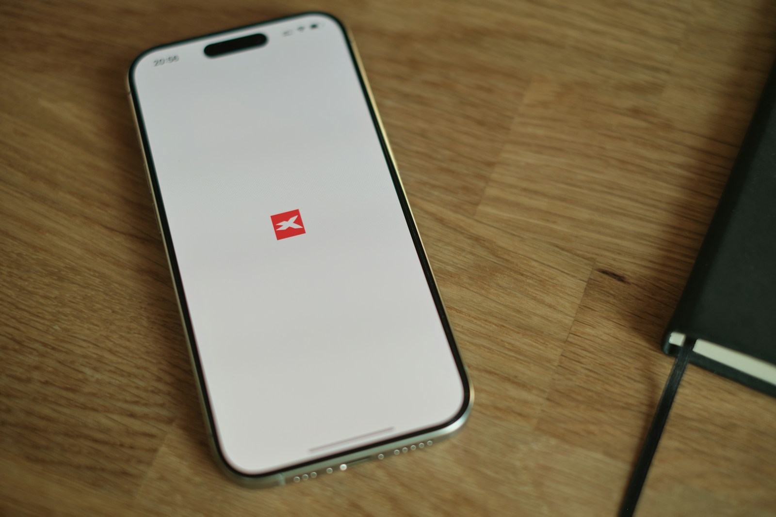 smartfon z włączoną aplikacją xtb