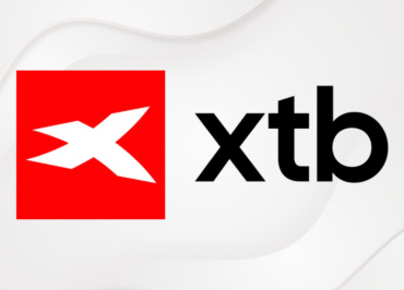 Logo XTB na szarym tle