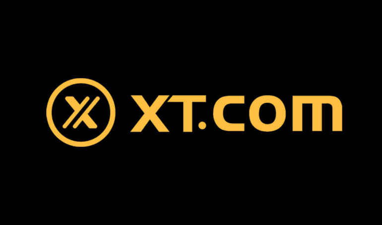 Logo giełdy XT.com na czarnym tle